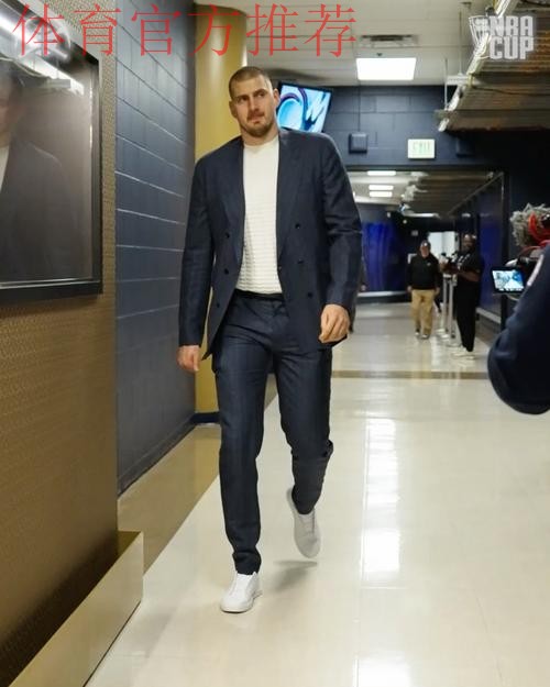 西装暴徒！掘金官媒晒约基奇入场穿搭照：迎接约基奇时刻